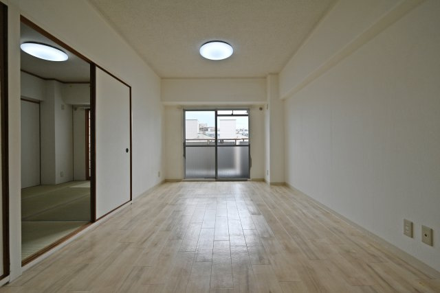 ライオンズマンション長吉の居間・リビング|南向きのLDKは、日中の明るさが魅力。自然光が差し込む心地よい空間で、家族みんながゆったりとくつろげます。家族団らんの時間を楽しめる、居心地のよいリビングです。