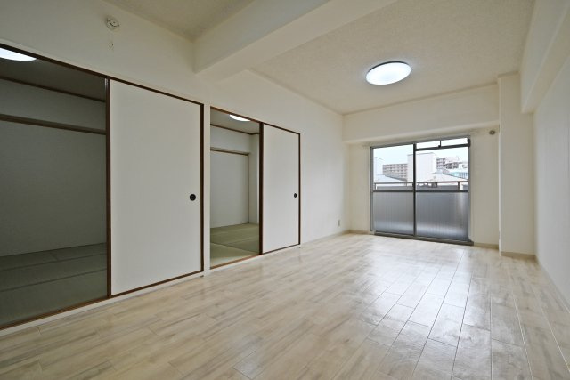 ライオンズマンション長吉の居間・リビング|家具の配置がしやすいLDKは、お好みのインテリアで理想の空間づくりを楽しめます。ダイニングテーブルやソファもレイアウトしやすく、家族みんながゆったりとくつろげる居心地のよい空間です。