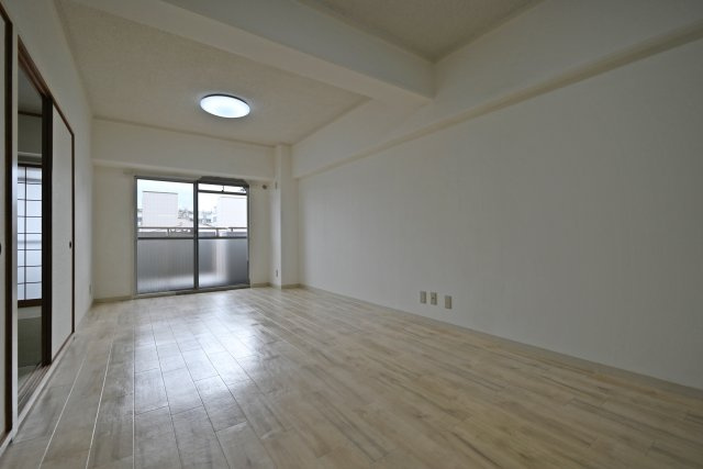 ライオンズマンション長吉の居間・リビング|LDK全体を見渡せる開放的な空間。家族の様子を感じながら過ごせるので、自然と会話も弾み、家族団らんの時間を楽しめます。