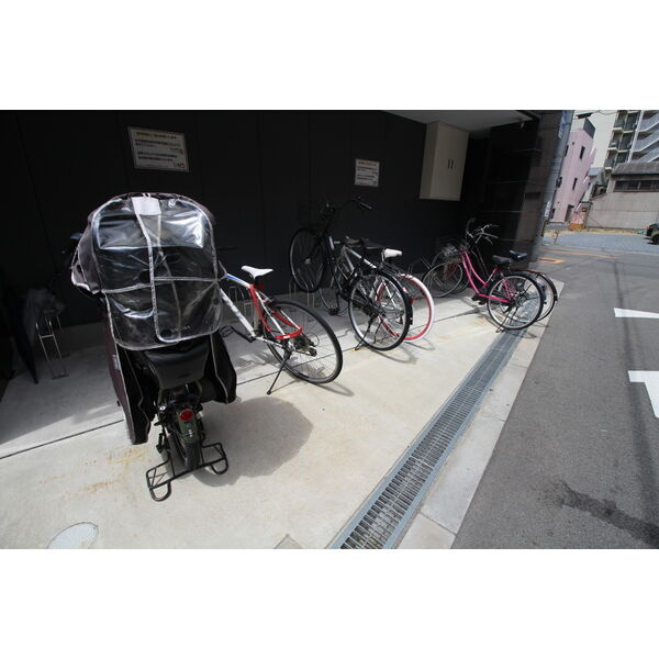 ゼクス九条の駐車場