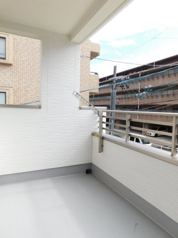 名古屋市名東区猪子石２丁目の新築一戸建のバルコニー|◇バルコニー◇　　雨や強風、直射日光を避けやすく、洗濯物を安心して干すことができます♪