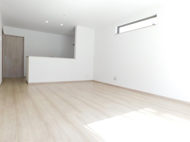 名古屋市名東区猪子石２丁目の新築一戸建の居間・リビング|◇リビング◇　　南面で明るいリビング約１７．０帖　リビングの様子が見渡せる対面キッチン♪