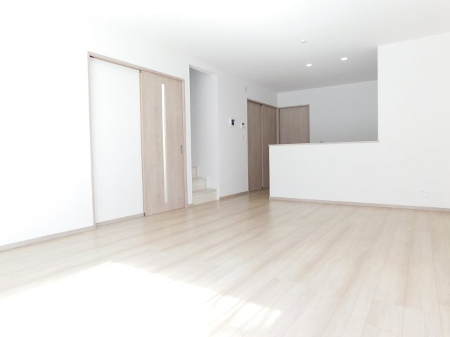 名古屋市名東区猪子石２丁目の新築一戸建の居間・リビング|◇リビング◇　　南面で明るいリビング約１７．０帖　インテリアが映えるワイドリビング♪