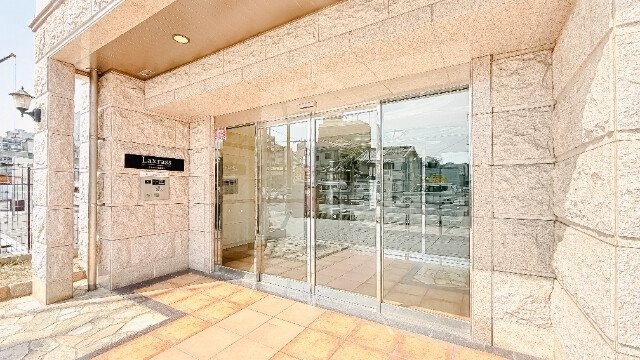 ラクラス福島野田のエントランス