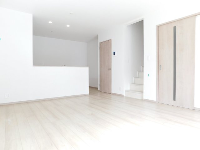 名古屋市名東区新宿２丁目の新築一戸建の居間・リビング|◇リビング◇　　南向で明るいリビング約１５．５帖　家族のコミュニケーションの機会が増えるリビング階段♪