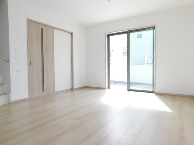 名古屋市名東区新宿２丁目の新築一戸建の居間・リビング|◇リビング◇　　南向で明るいリビング約１５．５帖　南向きで豊かな陽光が差し込むリビング♪