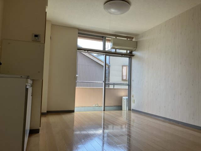 三条ロイヤルマンションの居間・リビング|ゆったり過ごせる居間です
