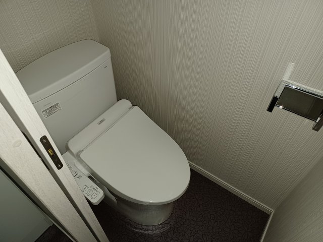 池上台コーポのトイレ|落ち着いた色調のトイレです