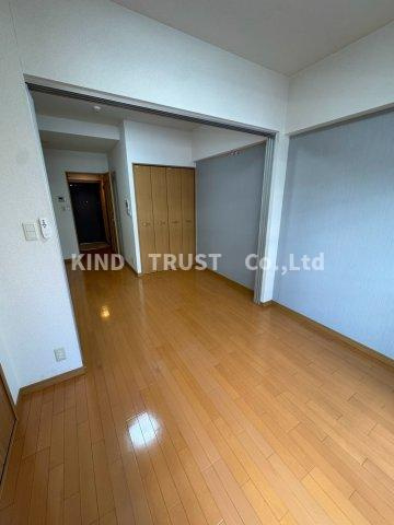 ONE ROOF FLAT TENJIMBASHIの居間・リビング|こちらのリビングで趣味の時間をお楽しみください