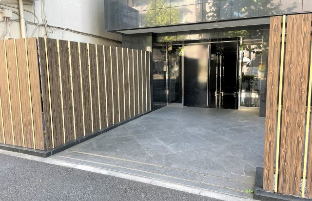 REV UNのエントランス|建物の内部です