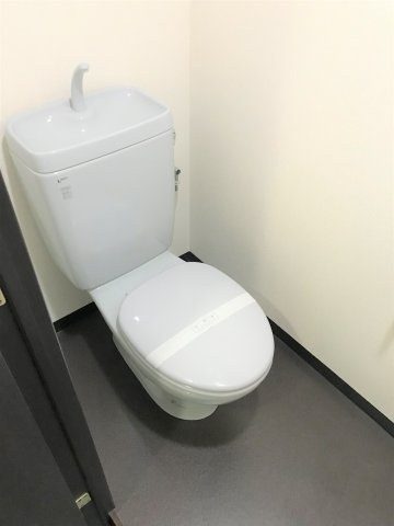 REV UNのトイレ|清潔感のあるトイレです