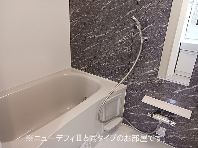 ヒカルサ大宮中川の浴室|落ち着いた空間のお風呂です