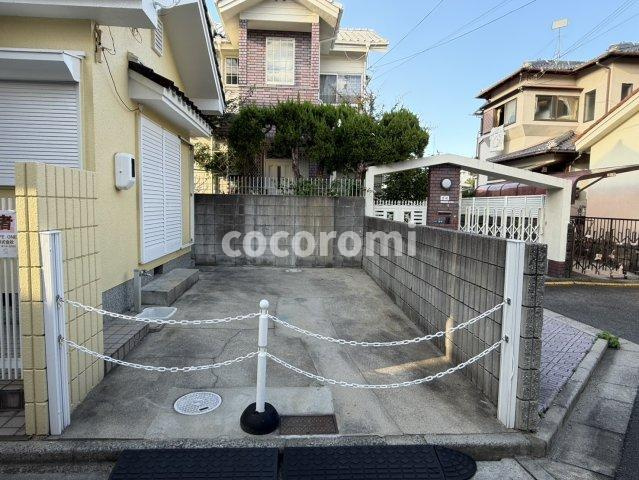 上野口町車庫付き貸家の駐車場