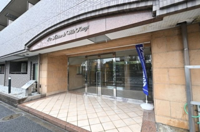 杉並区和田３丁目の賃貸マンションのエントランス