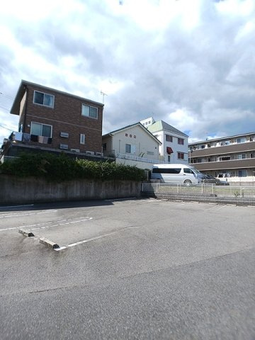 コーポ勢多Ⅵ番館の駐車場|車をお持ちの方に嬉しい駐車場付きの物件です