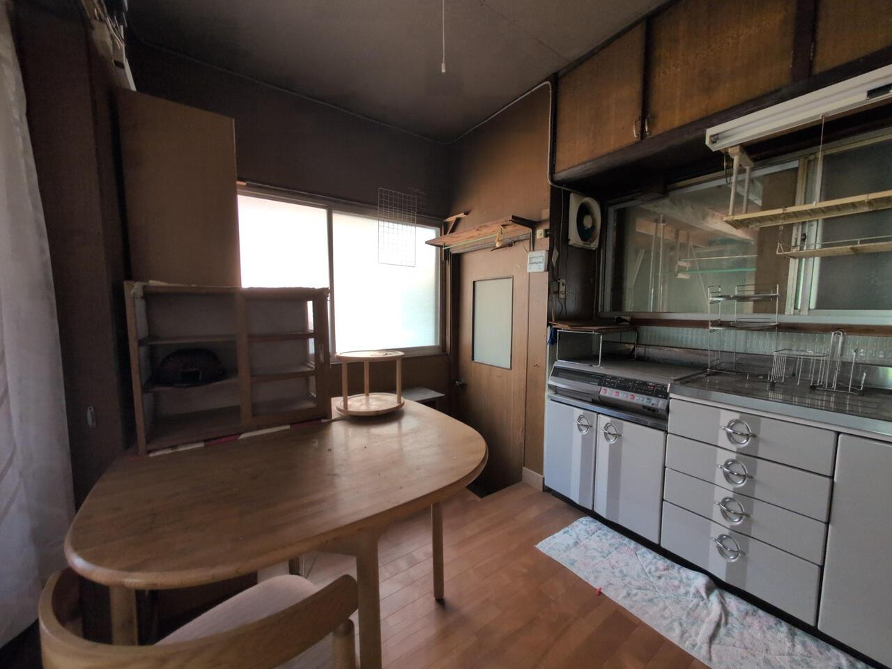 神辺町西中条　390万のキッチン|勝手口から倉庫・作業場へ出られます。