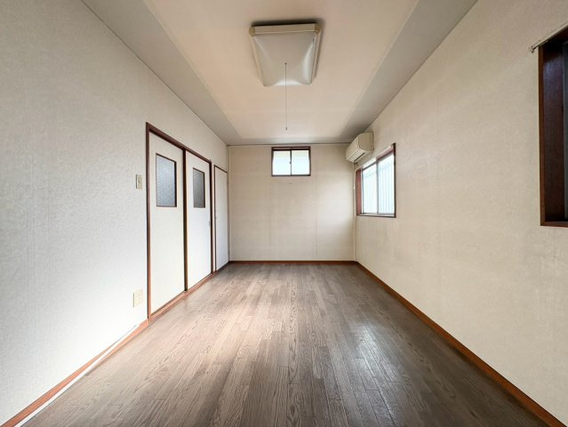 大阪市生野区小路東4丁目の洋室|奥行きのあるゆったりとした洋室。壁面には収納スペースを備え、衣類や日用品を整理しながら居住空間を広く