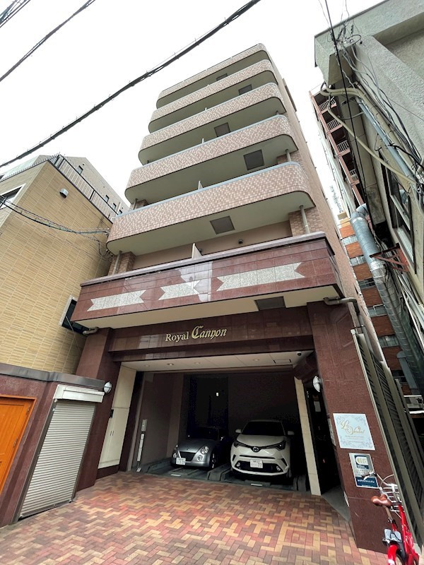 ロイヤルキャニオンの外観