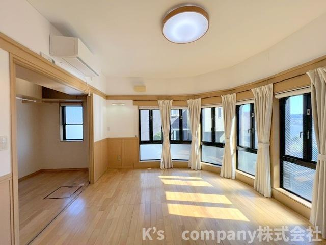 ■平塚市片岡　中古戸建の洋室|丸みのあるデザインが魅力のおしゃれな洋室スペース◇