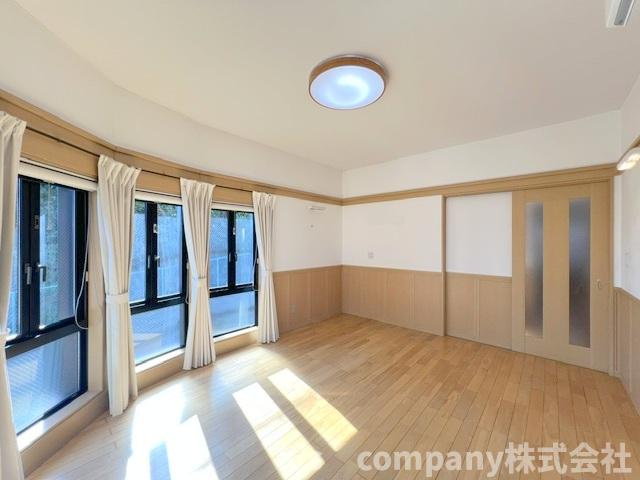 ■平塚市片岡　中古戸建の寝室|洋室の奥側には納戸4帖を備え、開けてお使いいただくと、よりお部屋が広く感じられ開放感が感じられます♪