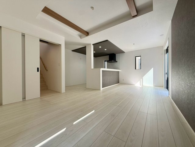 「長期優良住宅認定 駐車３台可」高知市鴨部3期2棟　1号棟新築一戸建ての居間・リビング|木目調の下がり天井がおしゃれなLDK。明るく開放感あふれる家族憩いのメインフロアです。