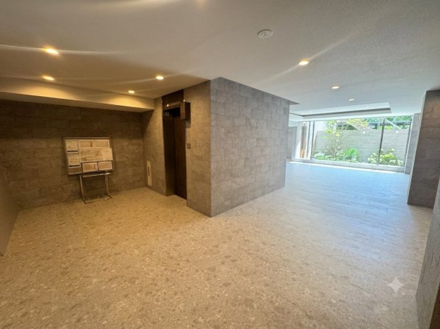 レジデンシャル西新井グランコートのその他共用部分|エントランスホール/自然を感じながら、ゆったりとした時間が流れます。