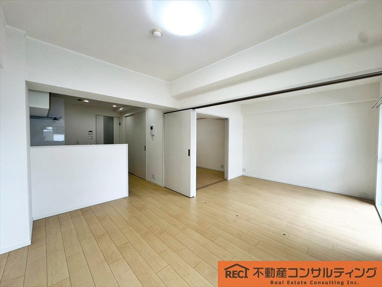 セントラルハイツ灘パートⅤの居間・リビング|浴室乾燥機や食洗機などの住宅設備も充実！