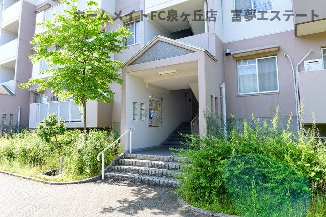 鶴山台1号棟のエントランス