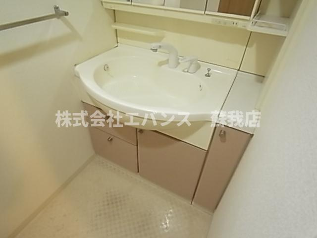 【独立洗面台】 | ライオンズマンション千葉グランドタワー | 明るい洗面所です