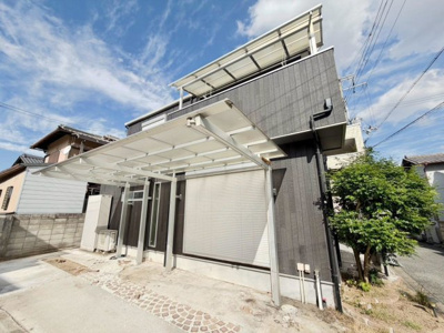 【外観】 | 岡山町　中古一戸建 | 【駐車２台可能（車種制限有）】セカンドカーや来客時にも安心ですね♪広々駐車スペースはママやお子様の自転車も停められますね 
