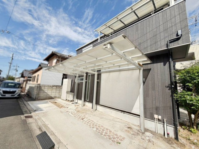 【駐車場】 | 岡山町　中古一戸建 | 【ＬＤＫ約２２．１帖】
ゆとりあるリビングに家族の時間も増えますね♪
３面採光の明るいリビングに気持も明るくなりますね！