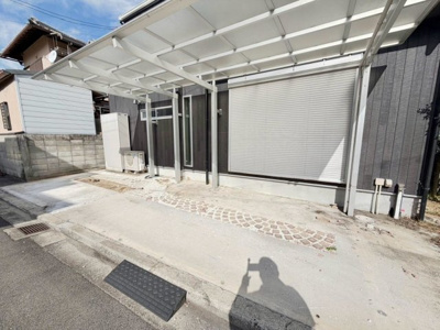 【駐車場】 | 岡山町　中古一戸建 | 家族を身近に感じる対面キッチンです♪リビング全体が見渡せるから、家族の気配を感じながら落ち着いて家事ができますね！