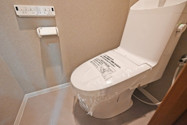 ペルル加島のトイレ|ウォシュレット付きのトイレで、毎日快適にご使用いただけます。清潔感のある空間で、日々の暮らしに嬉しい機能を備えています。