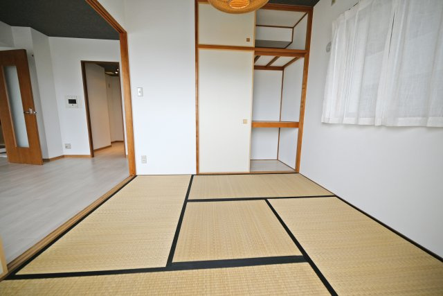 ペルル加島の収納|押入れを完備しており、布団や季節物、日用品などをまとめて収納できます。和室をすっきりと保ちやすく、空間を有効活用できる便利な収納スペースです。
