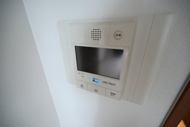 ペルル加島の設備|モニター付きインターホンを備え、来訪者の顔を確認してから対応できる安心の設備。毎日の暮らしをサポートする、便利な住まいのポイントです。