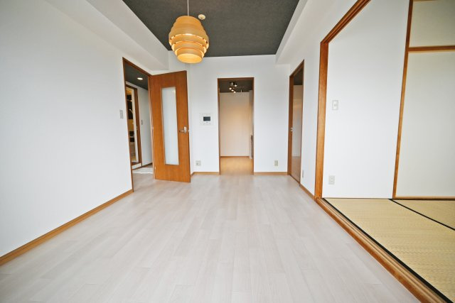ペルル加島の居間・リビング|和室と隣接したダイニングキッチンは、襖を開ければ空間を広く活用できます。食事の場としてはもちろん、和室と一体でくつろぎのスペースを確保できる間取りです。
