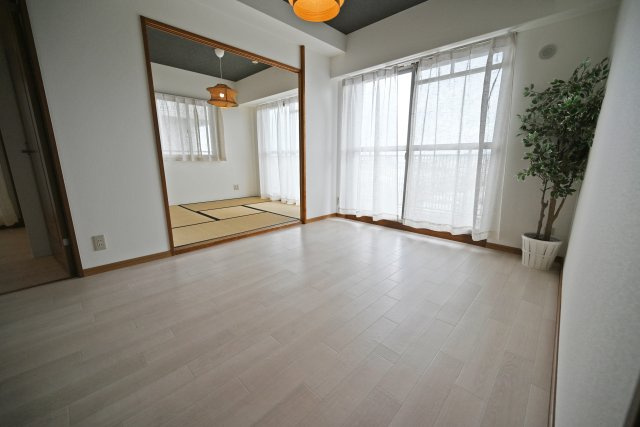 ペルル加島の居間・リビング|バルコニーに面したダイニングキッチンは、自然光が差し込む明るい空間。外の景色を感じながら食事や料理を楽しめ、毎日の暮らしに心地よさをプラスします。