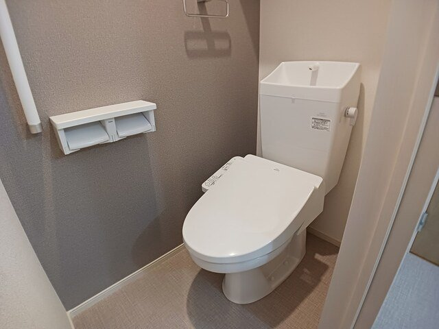 メープルハイツのトイレ|落ち着いた色調のトイレです