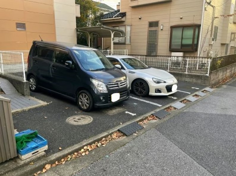 レオパレスユビキタスＨの駐車場