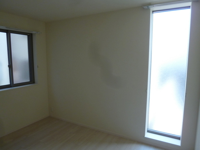 プリモ　フィオーレの居間・リビング|★大きな窓があり明るいお部屋です★