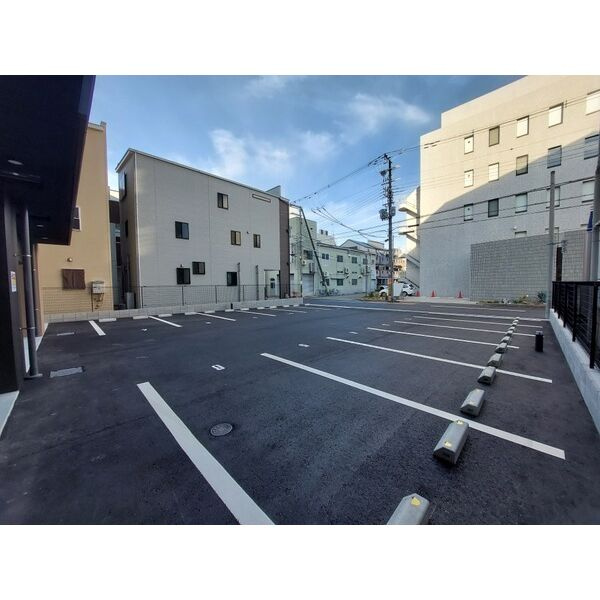 リヴィアス新大阪シエルの駐車場