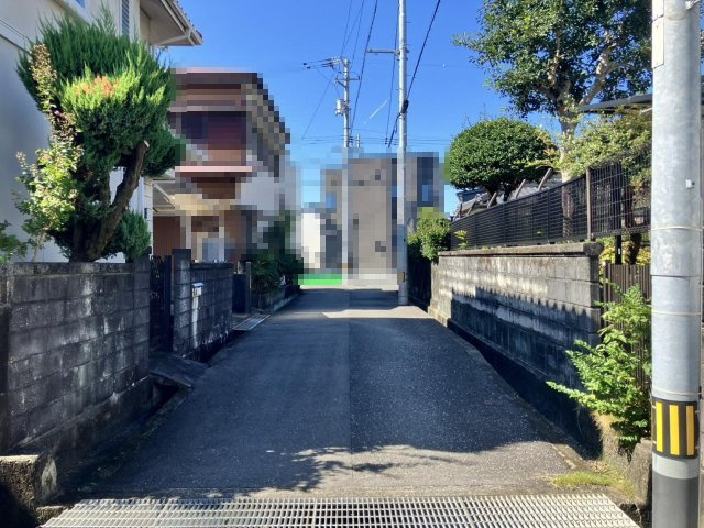 高知市鴨部　中古戸建ての前面道路含む現地写真