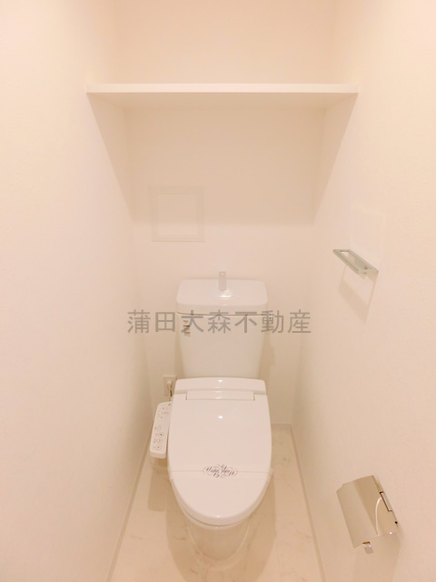 プラティーク大森山王のトイレ|棚と温水洗浄便座付きのトイレ
