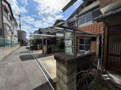 【前面道路含む現地写真】 | 黒鳥町３丁目　中古戸建 | ダイニングの横に和室があるので、お子様の遊びスペースやお昼寝場所にもいいですね！ 