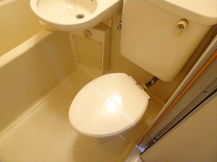 コーポロングワンのトイレ|落ち着いた色調のトイレです