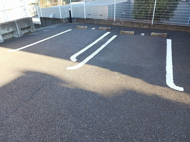 コモド　アデッソの駐車場|駐車場があるので、車を買う予定の方も安心です