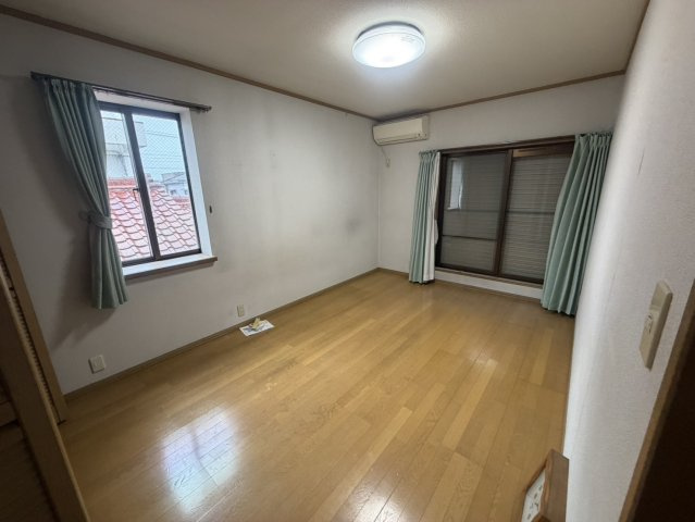 春見町戸建ての洋室