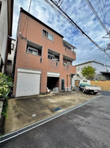 守口市金田町3丁目の前面道路含む現地写真|シャッター付き車庫2台、その前には2台駐車可能で計4台駐車可能です！