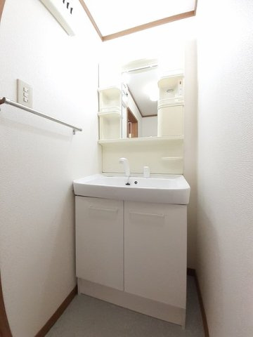 サン　パレス　クィーンの洗面所|コンパクトで使いやすい洗面所