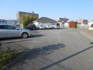 【駐車場】 | 敷地内には駐車場あり、月額9000円～15000円となります
